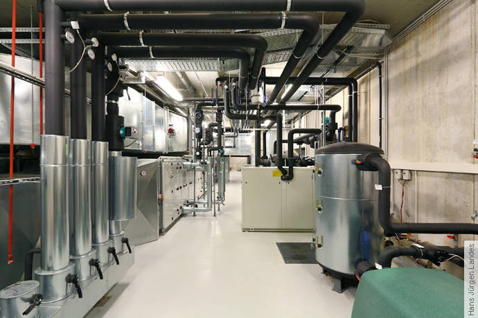 Technikzentrale mit Lüftung, Kältemaschine Erdsonden, Pufferspeicher